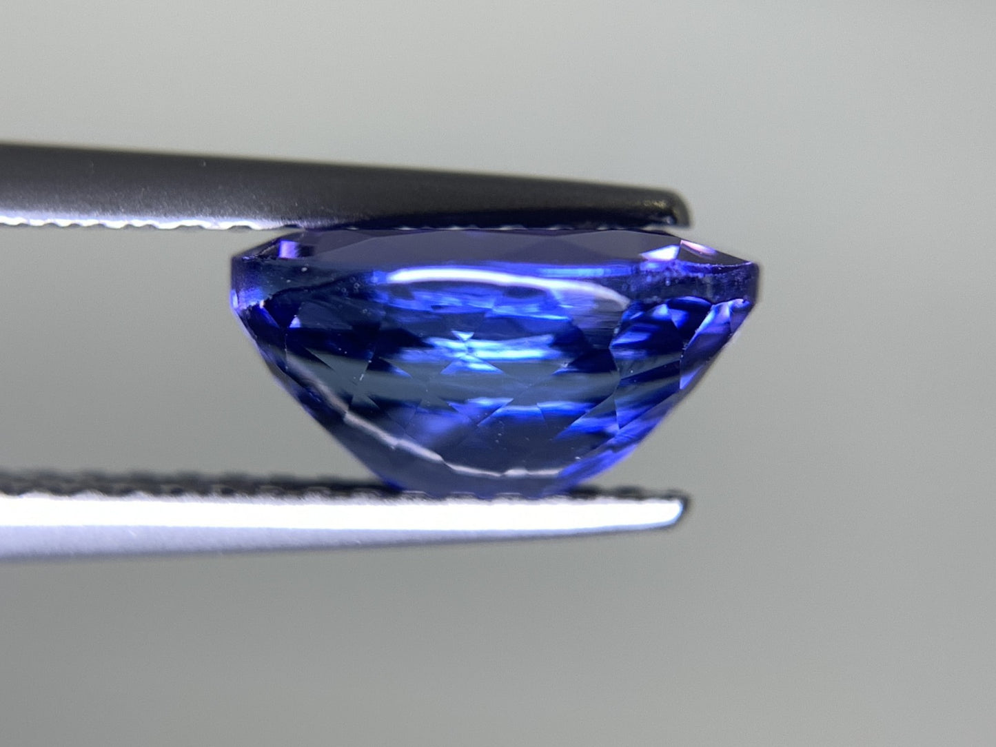 タンザナイト 2.456ct 宝石ソーティング付き  9.5㎜×7.3㎜×4.8㎜  ルース（ 裸石 ） 2554Y