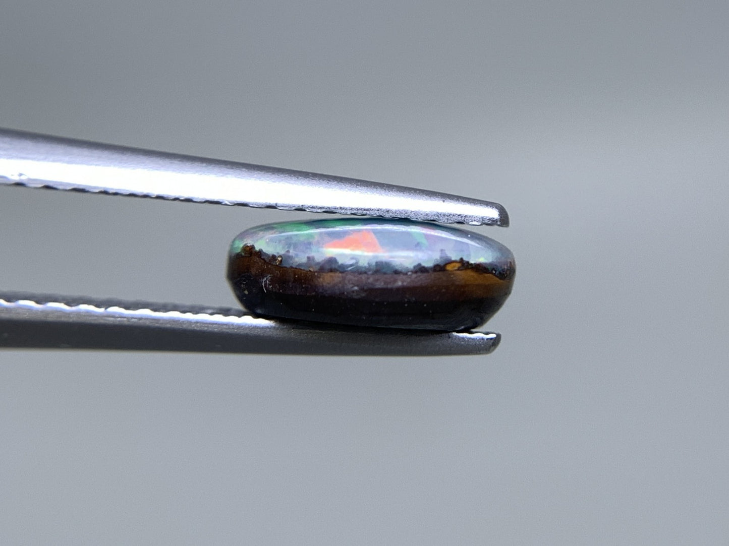 ボルダーオパール  天然  1.631ct  中央宝石ソーティング付き  8.5㎜×6.1㎜×3.1㎜   天然 ルース（ 裸石 ） 5083Y