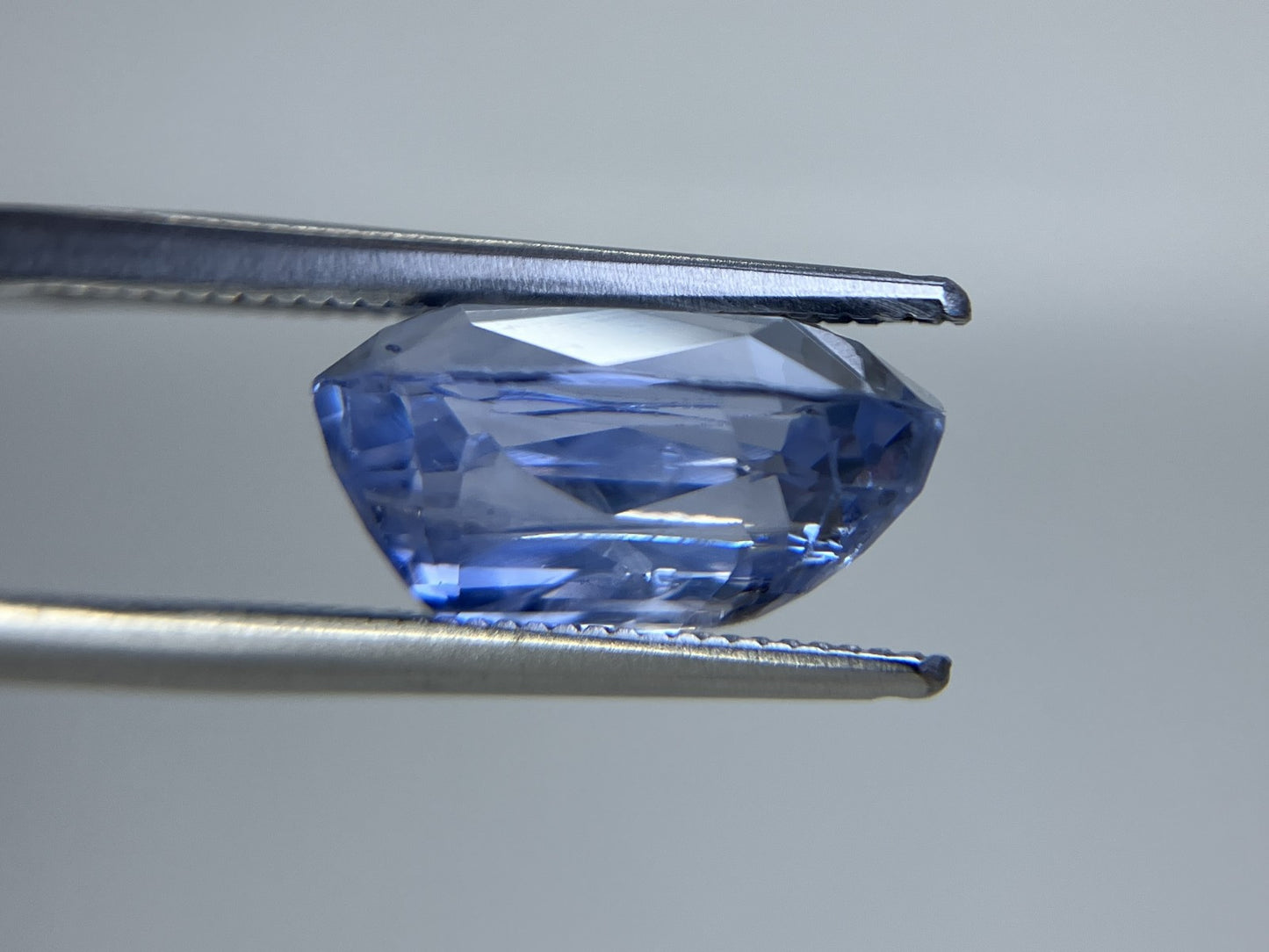 ブルーサファイア  6.803ct 中央宝石ソーティング付き 12.54㎜×9.07㎜×6.36㎜ ルース（ 裸石 ） 4596YY