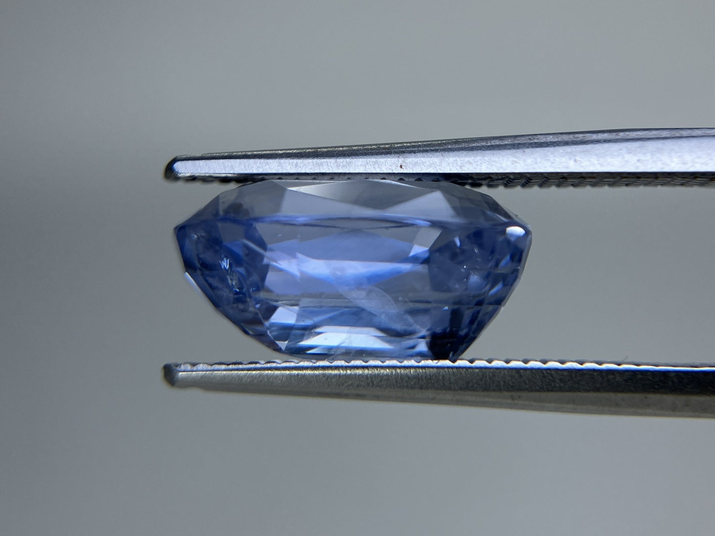 ブルーサファイア  6.803ct 中央宝石ソーティング付き 12.54㎜×9.07㎜×6.36㎜ ルース（ 裸石 ） 4596YY