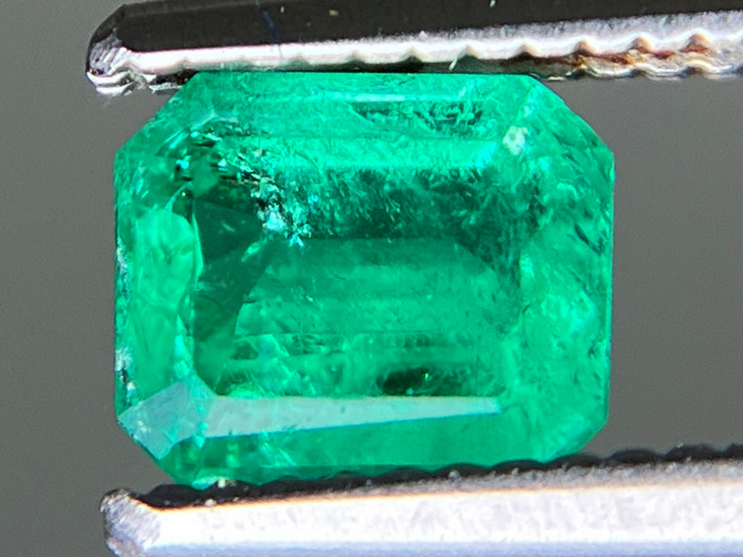 エメラルド 天然 0.555ct 中央宝石ソーティング付き 5.34㎜×4.50㎜×3.12㎜ ルース（ 裸石 ） 7656YY