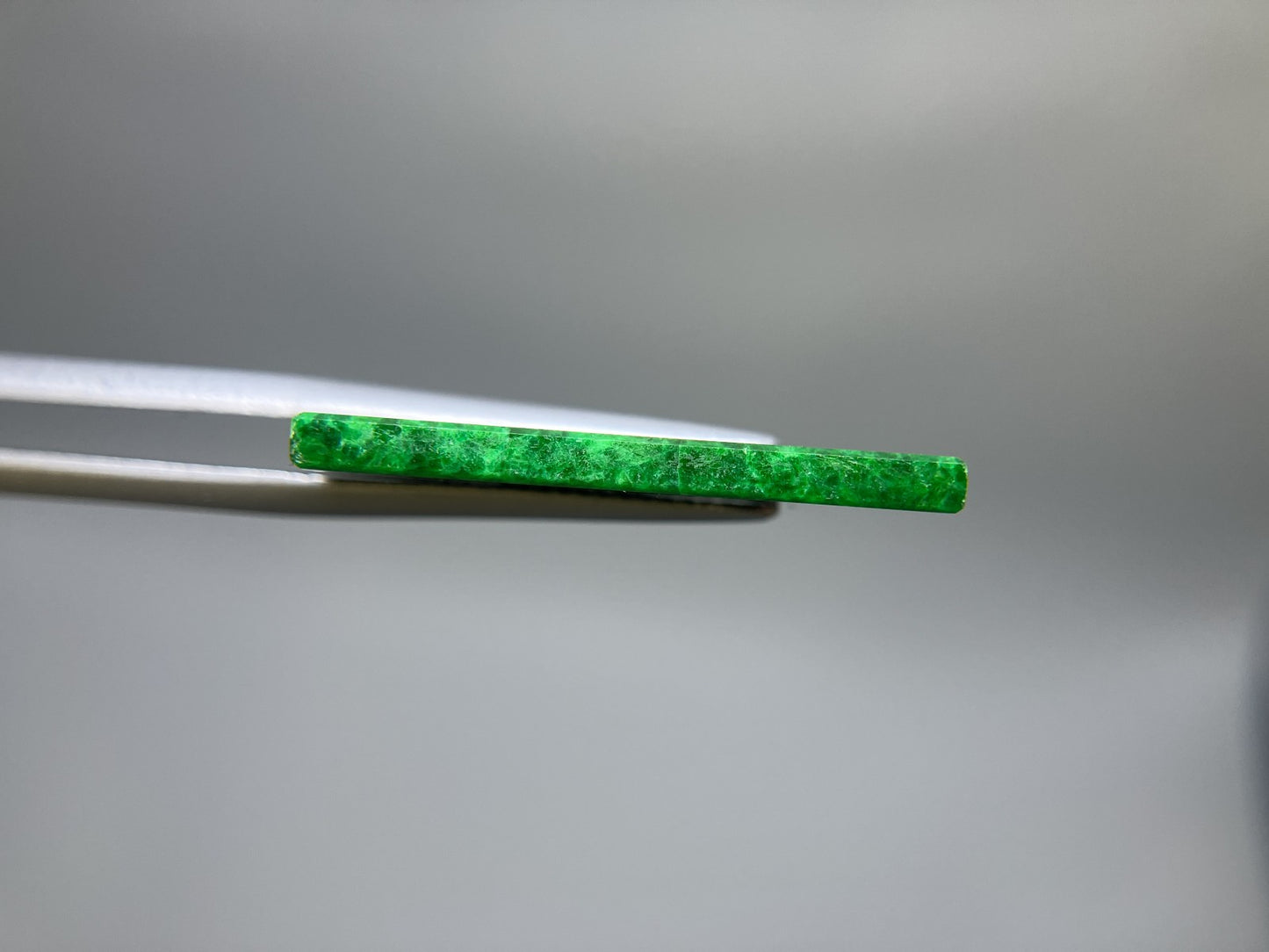 ヒスイ　翡翠　天然 13.251ct 中央宝石ソーティング付き 25.0㎜×15.0㎜×2.1㎜ ルース（ 裸石 ） 3113S