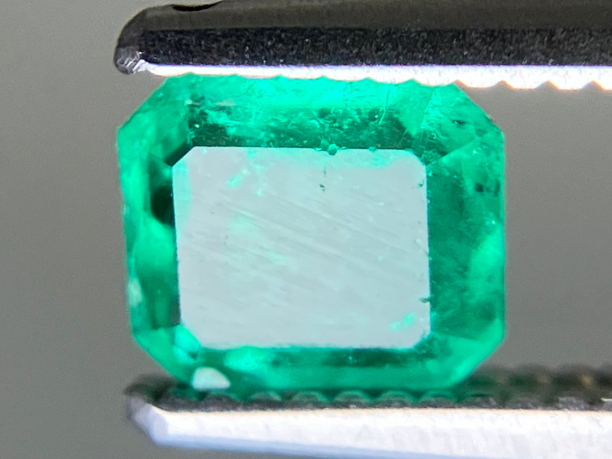 エメラルド 天然 0.555ct 中央宝石ソーティング付き 5.34㎜×4.50㎜×3.12㎜ ルース（ 裸石 ） 7656YY