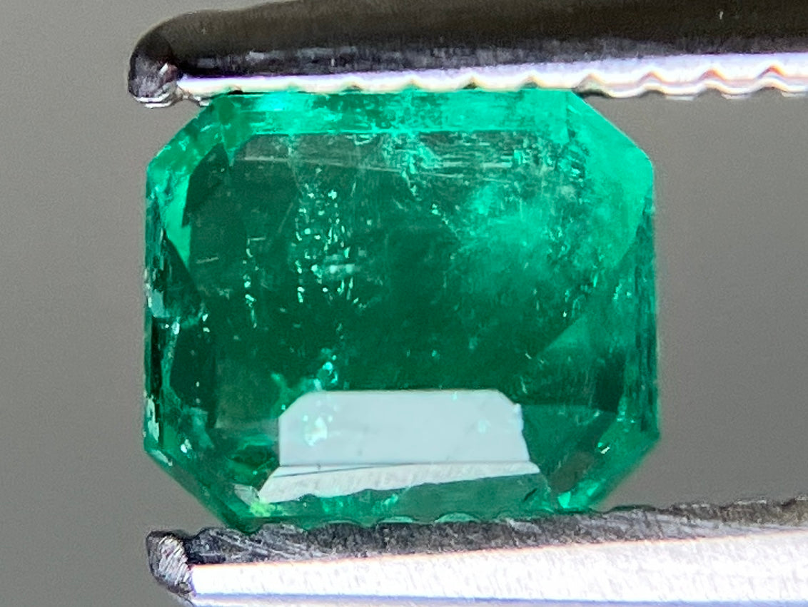 エメラルド 天然 0.555ct 中央宝石ソーティング付き 5.34㎜×4.50㎜×3.12㎜ ルース（ 裸石 ） 7656YY