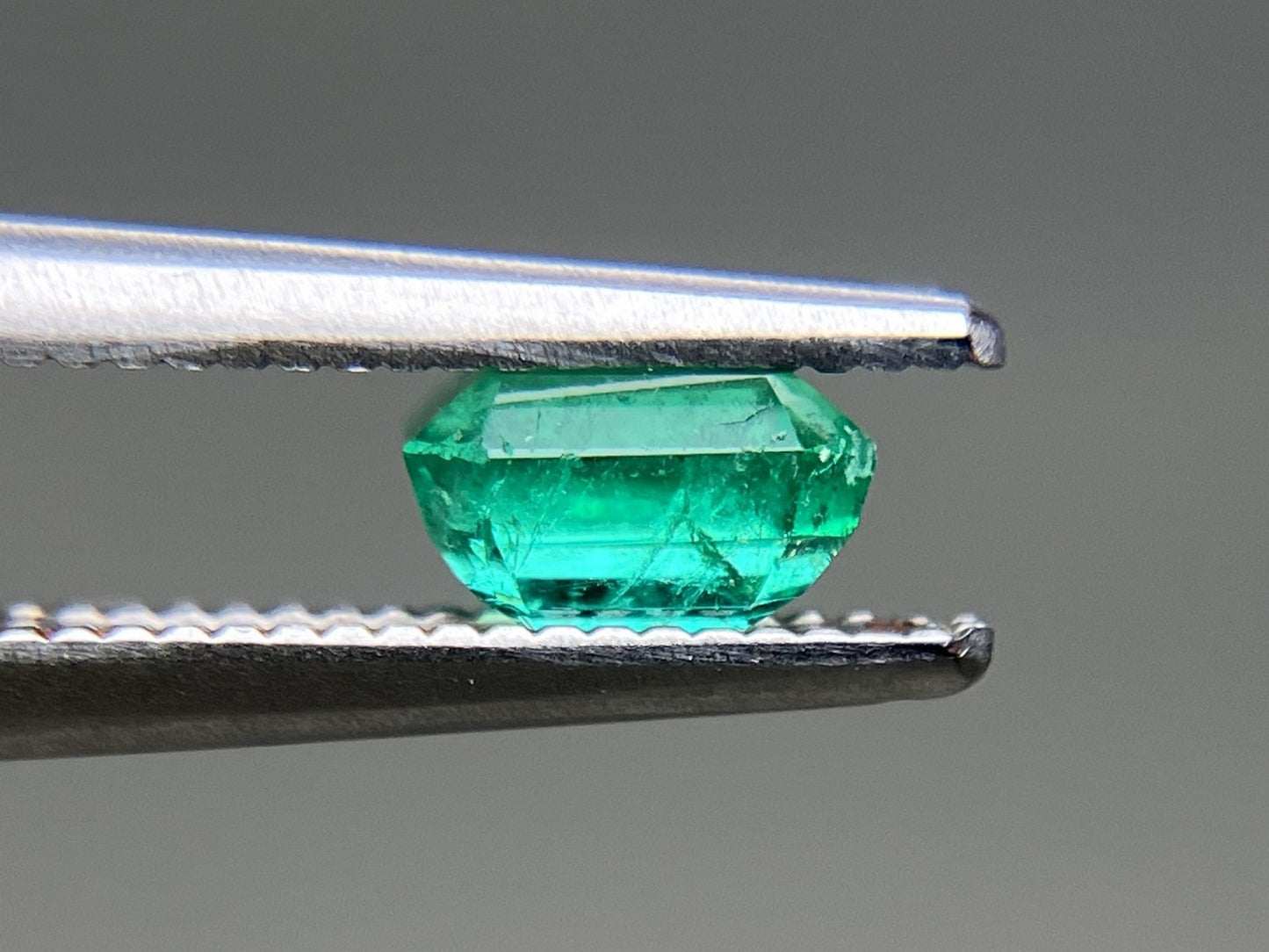 エメラルド 天然 0.555ct 中央宝石ソーティング付き 5.34㎜×4.50㎜×3.12㎜ ルース（ 裸石 ） 7656YY