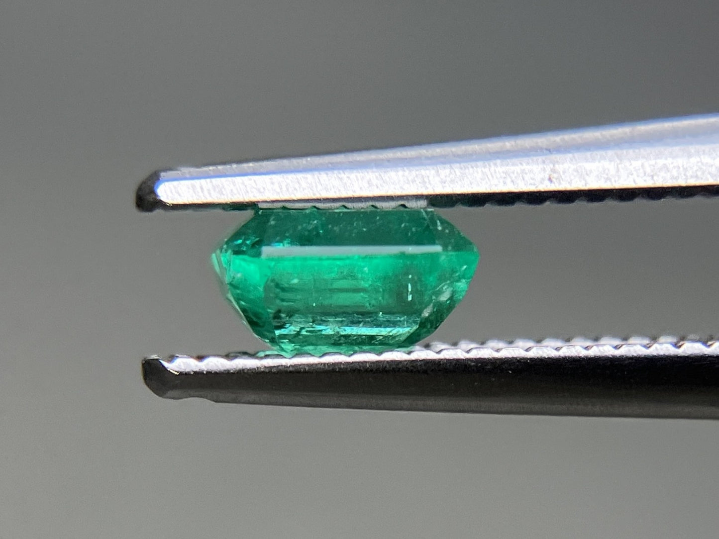 エメラルド 天然 0.555ct 中央宝石ソーティング付き 5.34㎜×4.50㎜×3.12㎜ ルース（ 裸石 ） 7656YY