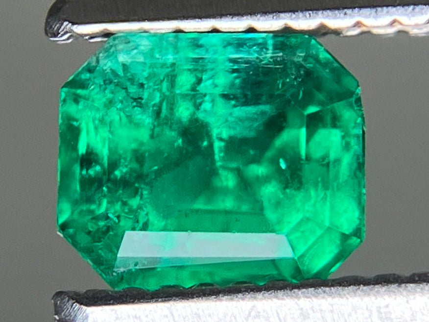エメラルド 天然 0.522ct 中央宝石ソーティング付き 5.12㎜×4.34㎜×3.76㎜ ルース（ 裸石 ） 7657YY