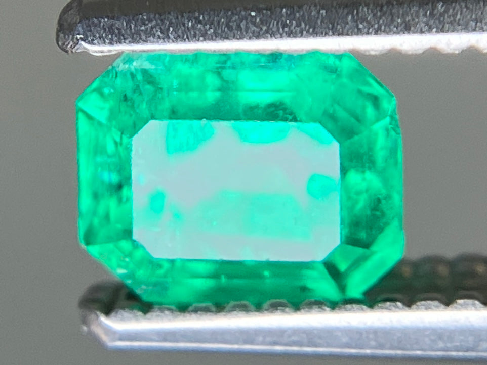 エメラルド 天然 0.522ct 中央宝石ソーティング付き 5.12㎜×4.34㎜×3.76㎜ ルース（ 裸石 ） 7657YY