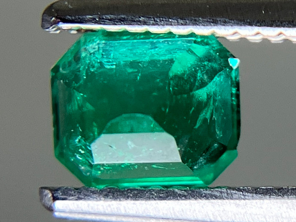 エメラルド 天然 0.522ct 中央宝石ソーティング付き 5.12㎜×4.34㎜×3.76㎜ ルース（ 裸石 ） 7657YY