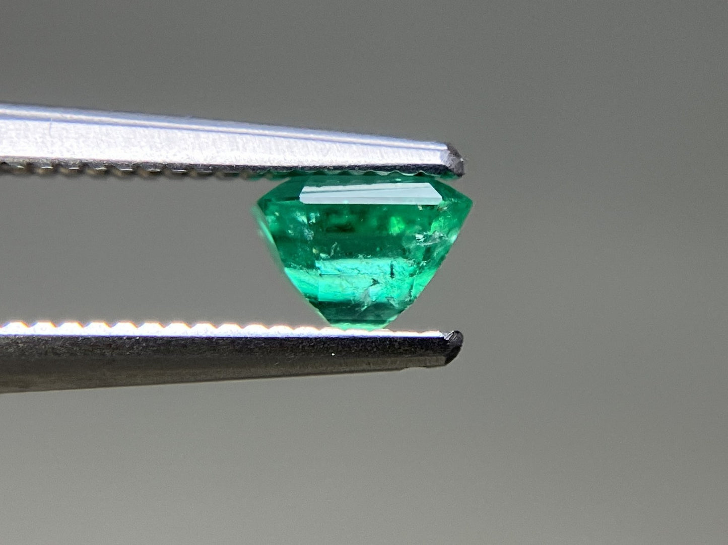 エメラルド 天然 0.522ct 中央宝石ソーティング付き 5.12㎜×4.34㎜×3.76㎜ ルース（ 裸石 ） 7657YY