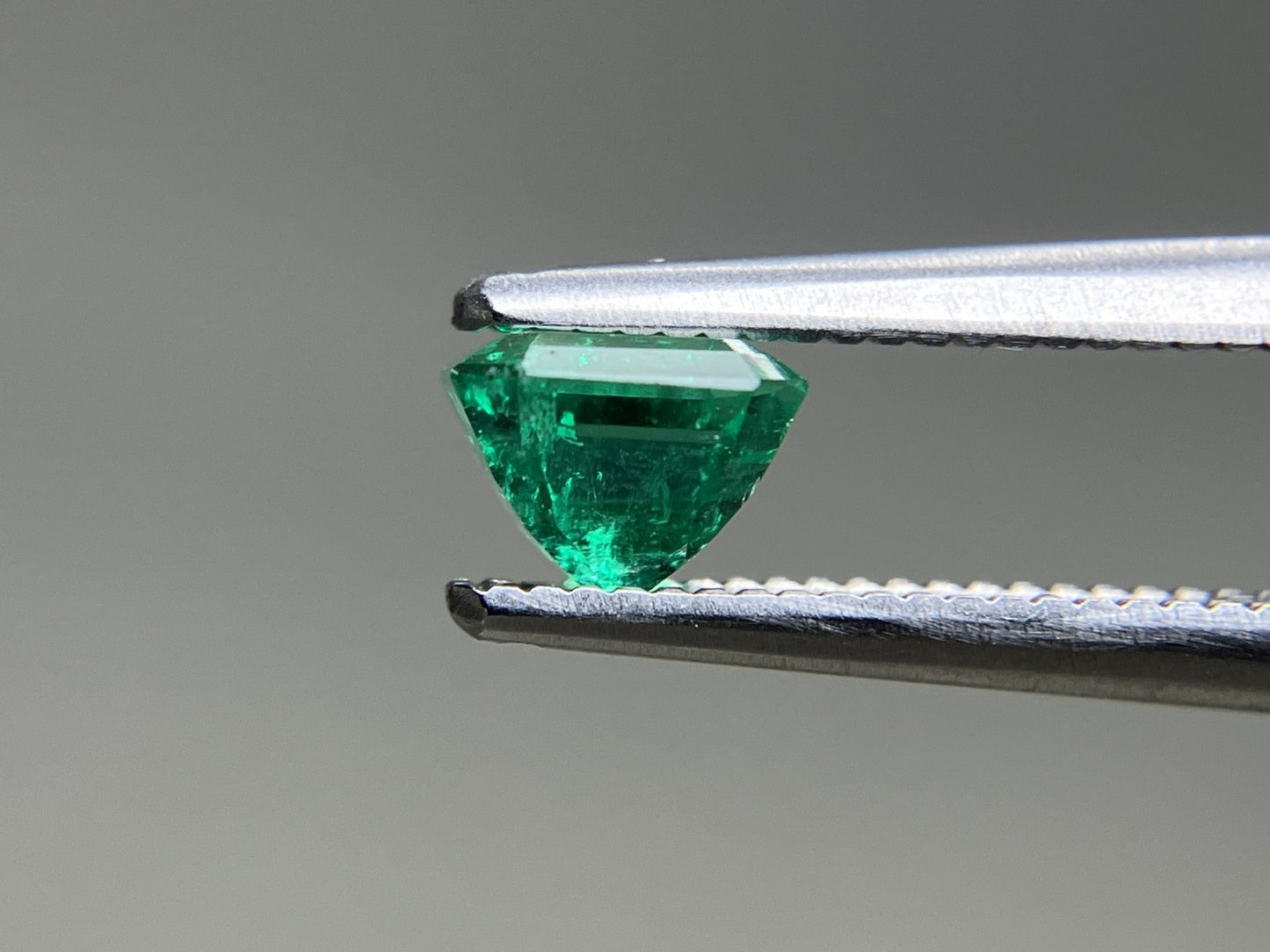 エメラルド 天然 0.522ct 中央宝石ソーティング付き 5.12㎜×4.34㎜×3.76㎜ ルース（ 裸石 ） 7657YY