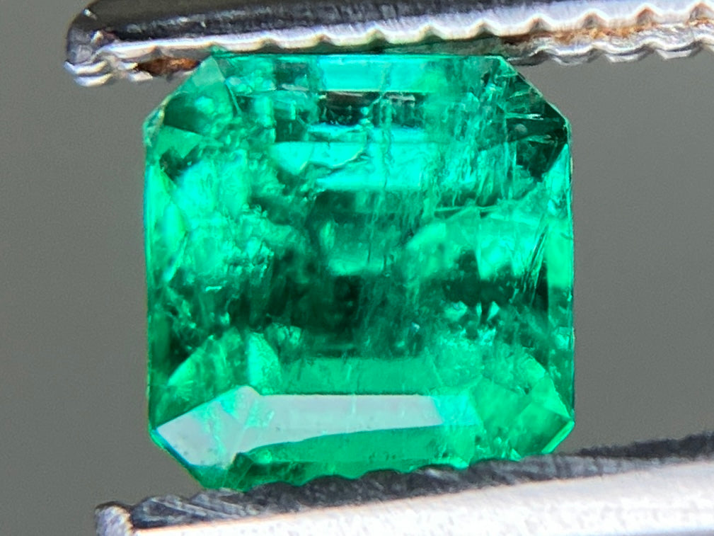 エメラルド 天然 0.562ct 中央宝石ソーティング付き 5.01㎜×4.78㎜×3.71㎜ ルース（ 裸石 ） 7667YY