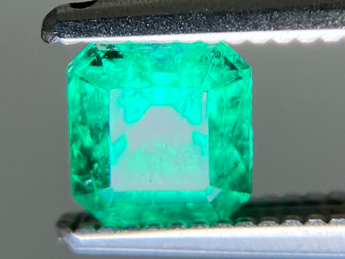 エメラルド 天然 0.562ct 中央宝石ソーティング付き 5.01㎜×4.78㎜×3.71㎜ ルース（ 裸石 ） 7667YY