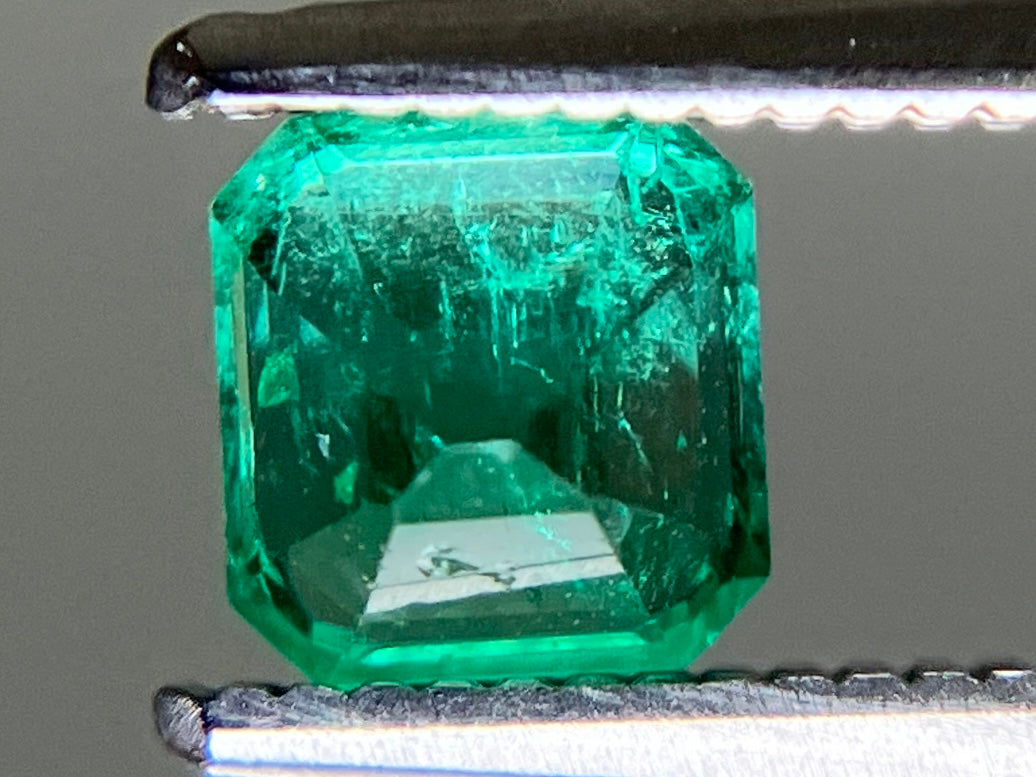 エメラルド 天然 0.562ct 中央宝石ソーティング付き 5.01㎜×4.78㎜×3.71㎜ ルース（ 裸石 ） 7667YY