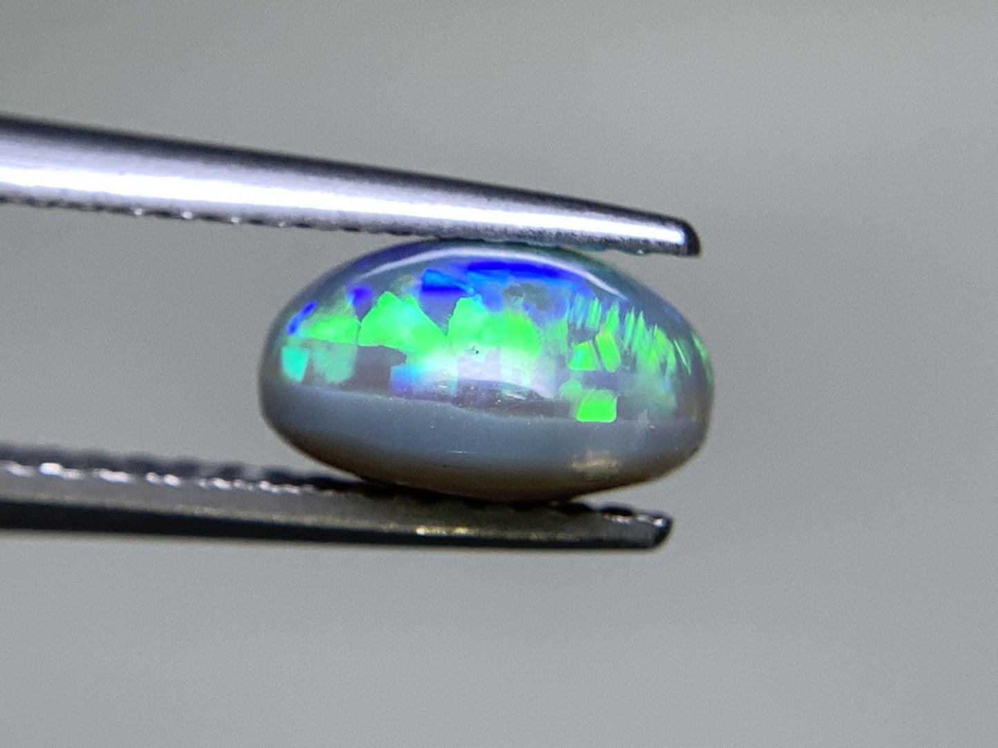 ブラックオパール 1.598ct 宝石ソーティング付き  7.9㎜×6.8㎜×4.6㎜  ルース（ 裸石 ） 2556Y