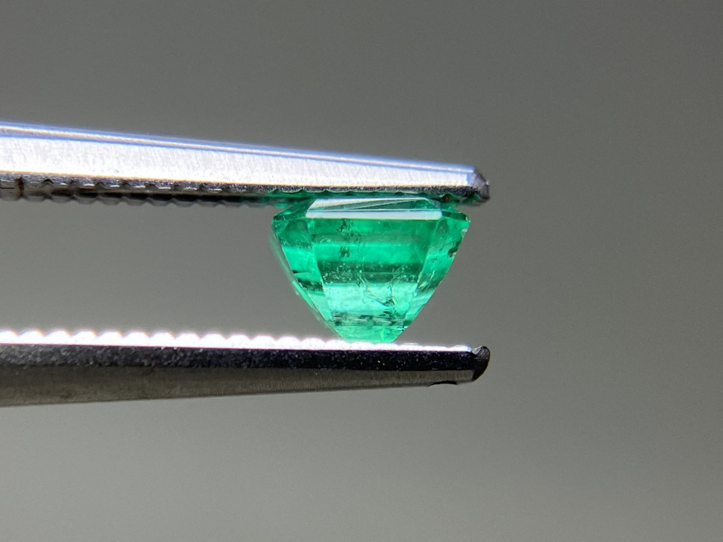 エメラルド 天然 0.562ct 中央宝石ソーティング付き 5.01㎜×4.78㎜×3.71㎜ ルース（ 裸石 ） 7667YY