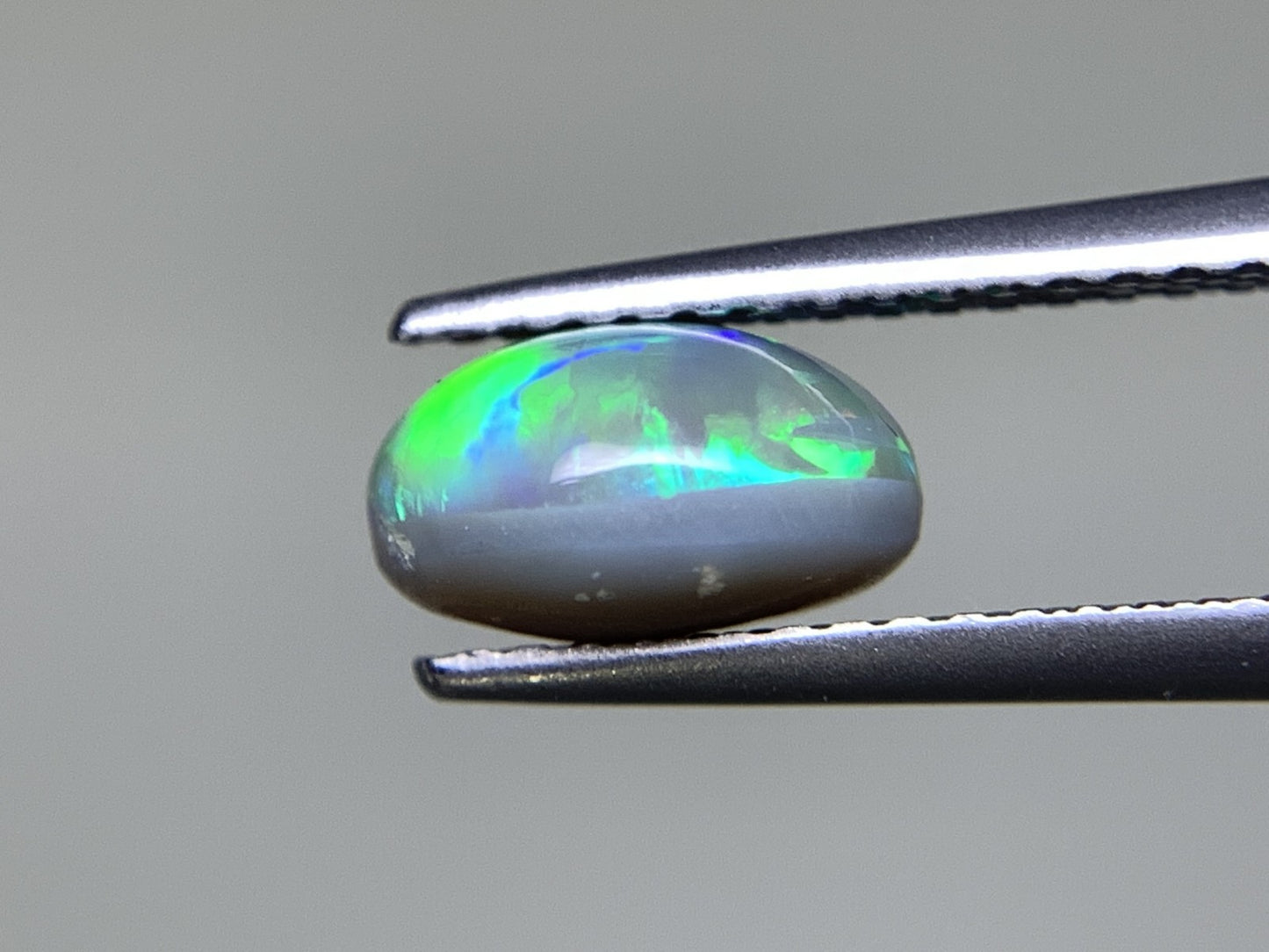ブラックオパール 1.598ct 宝石ソーティング付き  7.9㎜×6.8㎜×4.6㎜  ルース（ 裸石 ） 2556Y
