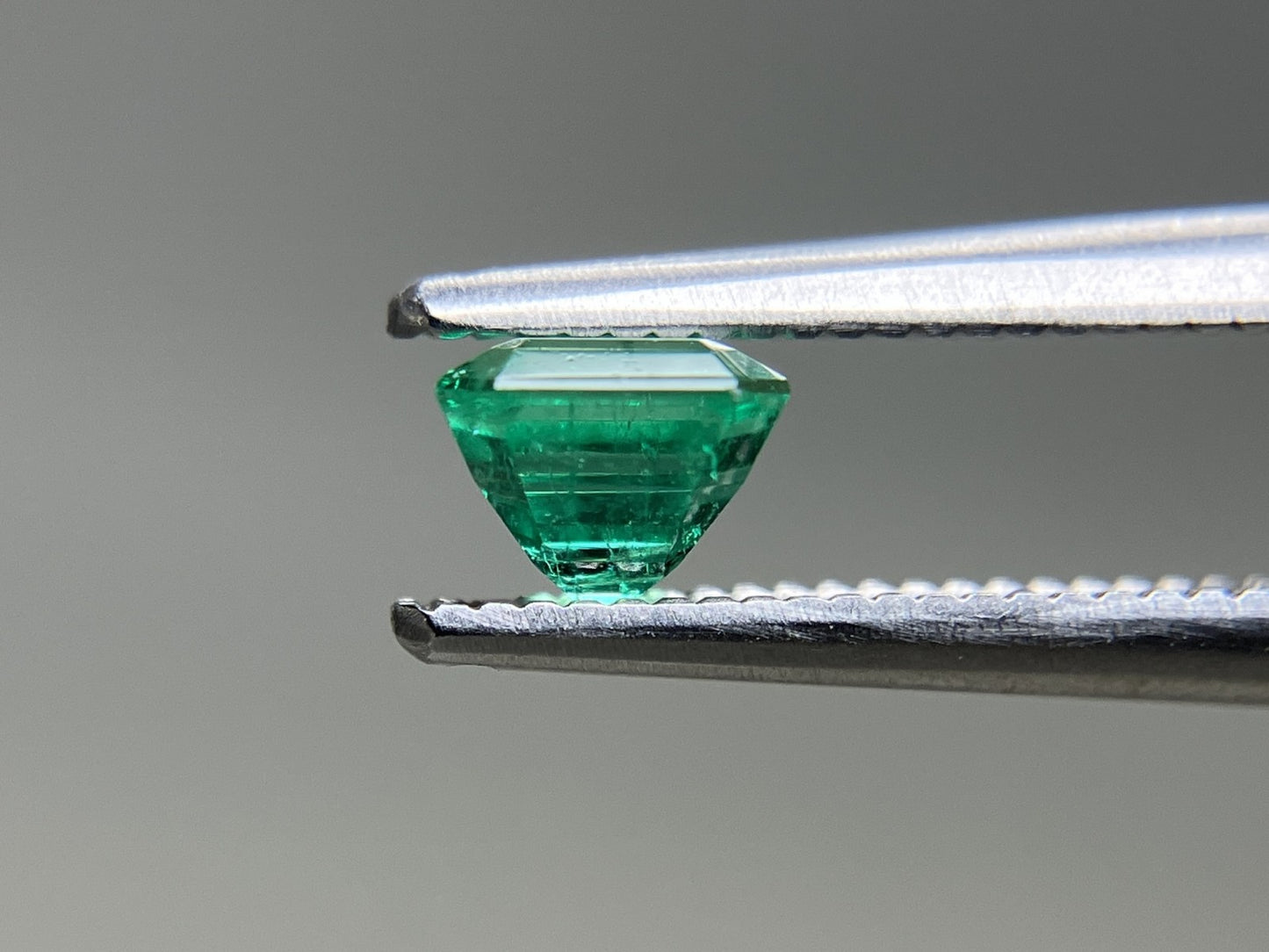 エメラルド 天然 0.562ct 中央宝石ソーティング付き 5.01㎜×4.78㎜×3.71㎜ ルース（ 裸石 ） 7667YY