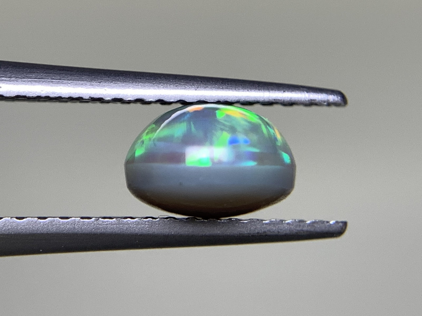 ブラックオパール 1.598ct 宝石ソーティング付き  7.9㎜×6.8㎜×4.6㎜  ルース（ 裸石 ） 2556Y