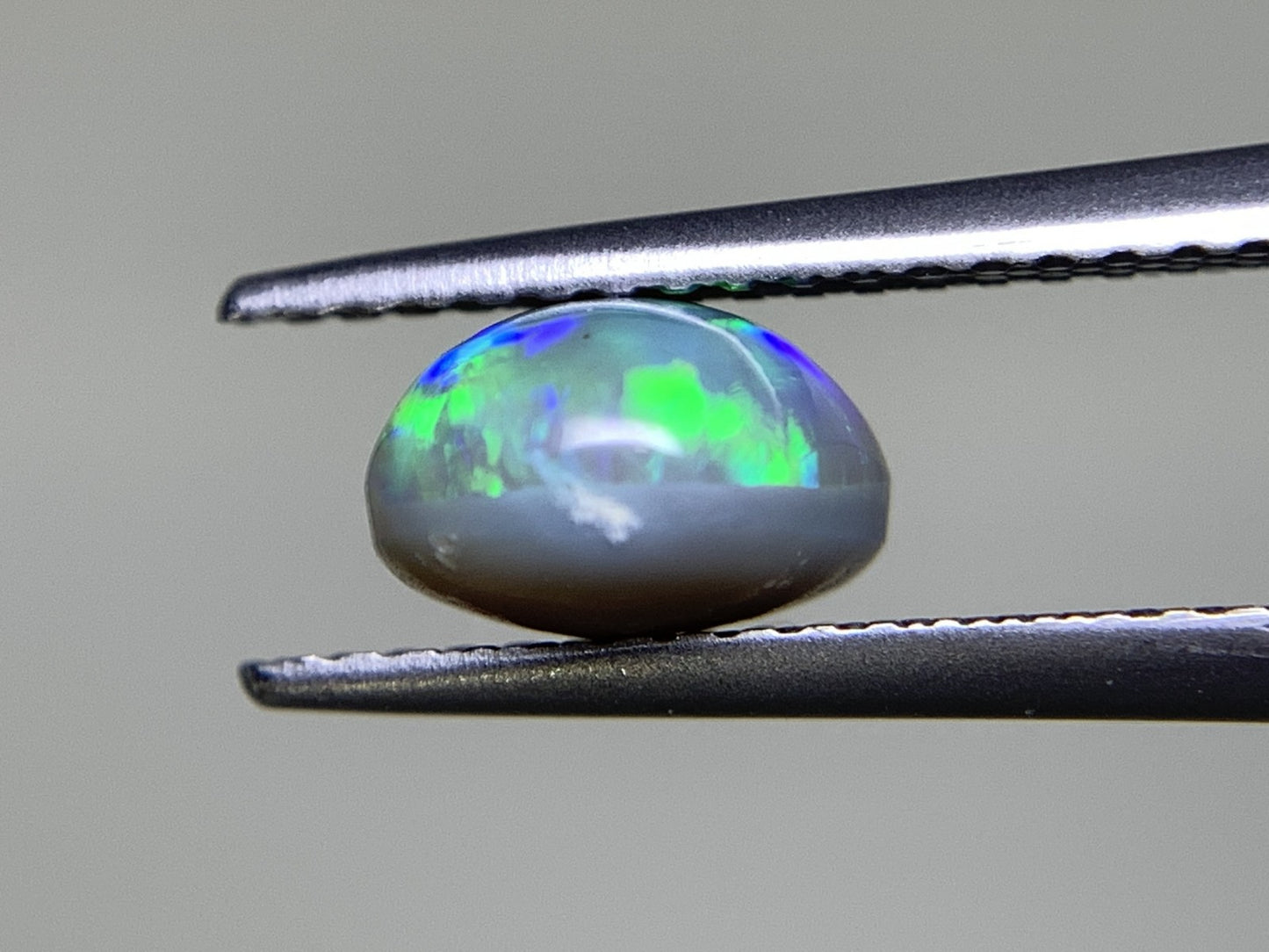 ブラックオパール 1.598ct 宝石ソーティング付き  7.9㎜×6.8㎜×4.6㎜  ルース（ 裸石 ） 2556Y