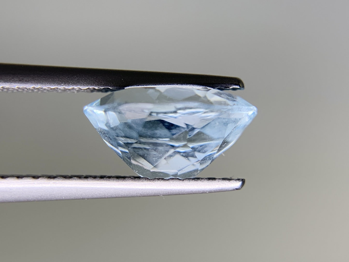 アクアマリン 2.268ct  宝石ソーティング付き  10.0㎜×7.9㎜×5.2㎜  ルース（ 裸石 ） 1943Y