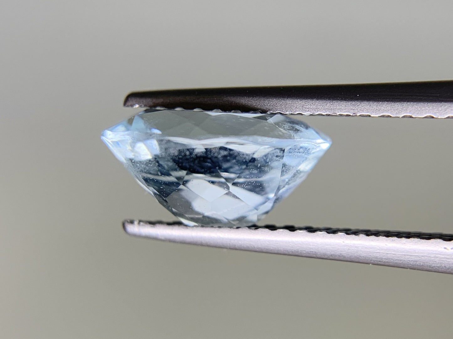 アクアマリン 2.268ct  宝石ソーティング付き  10.0㎜×7.9㎜×5.2㎜  ルース（ 裸石 ） 1943Y