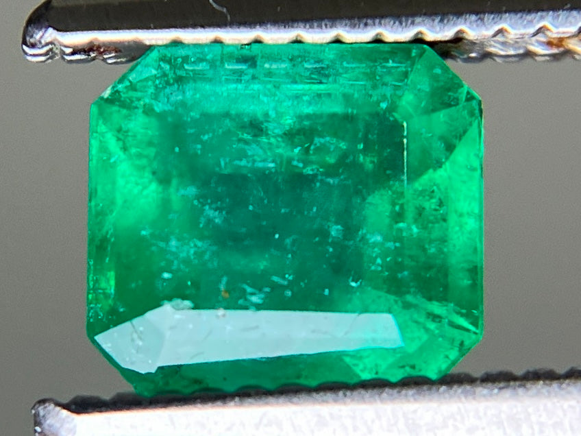 エメラルド 天然 0.743ct 中央宝石ソーティング付き 5.90㎜×5.42㎜×3.57㎜ ルース（ 裸石 ） 7661YY
