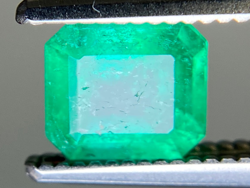 エメラルド 天然 0.743ct 中央宝石ソーティング付き 5.90㎜×5.42㎜×3.57㎜ ルース（ 裸石 ） 7661YY