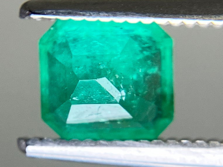 エメラルド 天然 0.743ct 中央宝石ソーティング付き 5.90㎜×5.42㎜×3.57㎜ ルース（ 裸石 ） 7661YY