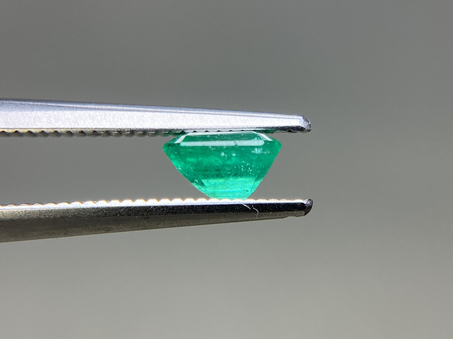 エメラルド 天然 0.743ct 中央宝石ソーティング付き 5.90㎜×5.42㎜×3.57㎜ ルース（ 裸石 ） 7661YY