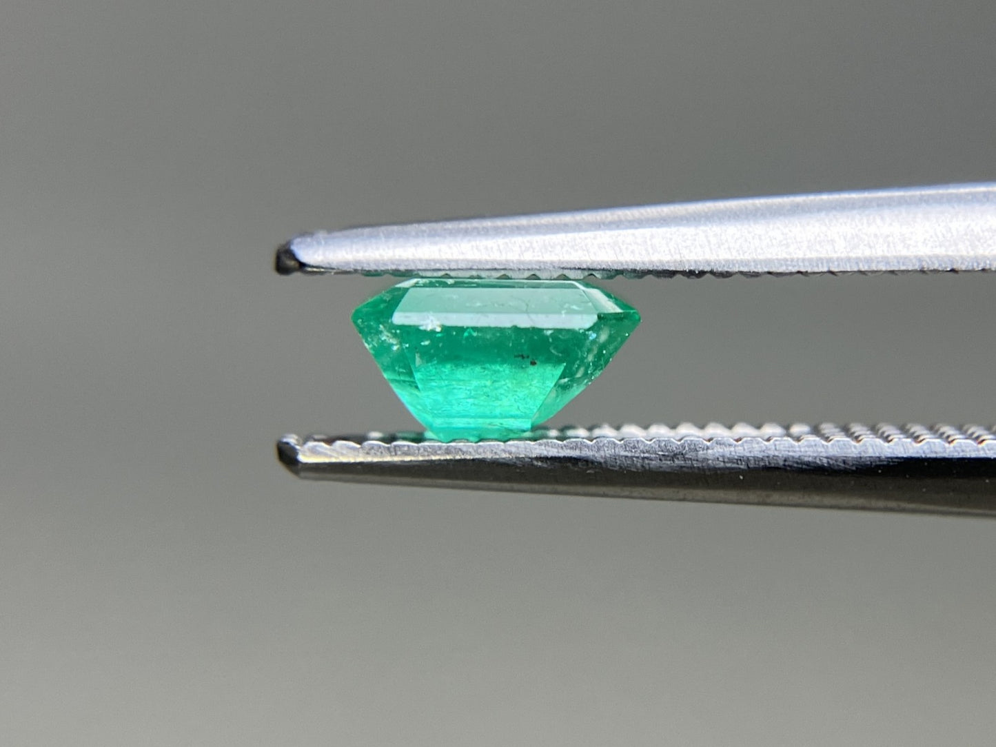 エメラルド 天然 0.743ct 中央宝石ソーティング付き 5.90㎜×5.42㎜×3.57㎜ ルース（ 裸石 ） 7661YY