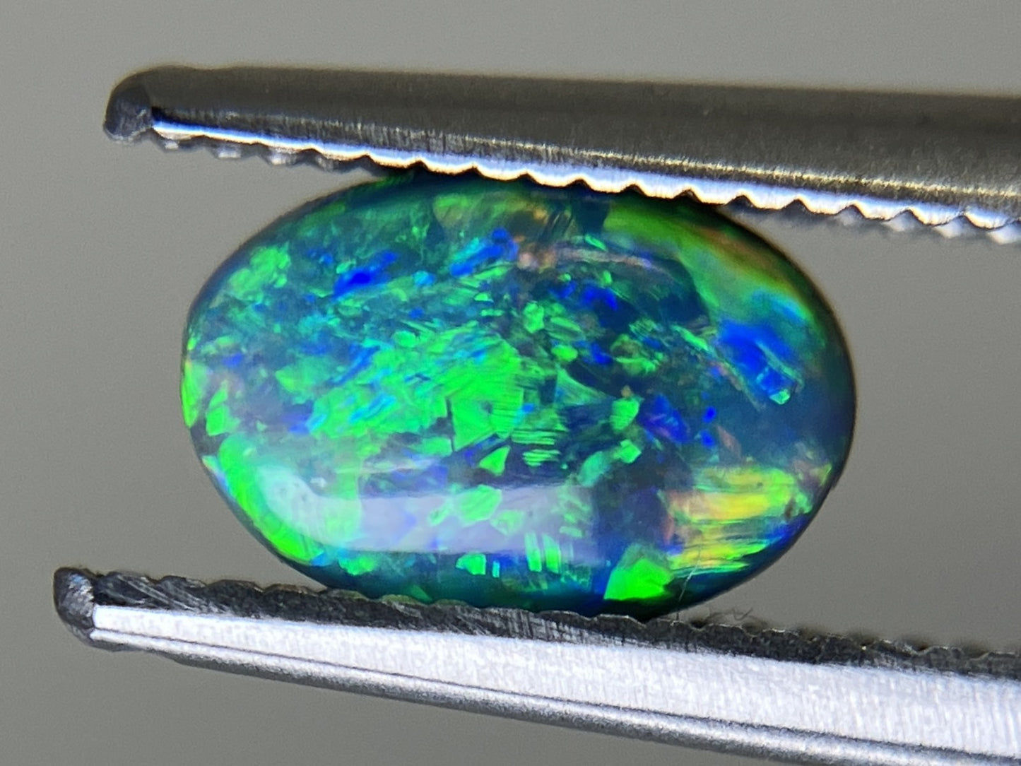 ブラックオパール 0.666ct  中央宝石ソーティング付き  7.6㎜×5.1㎜×2.7㎜  天然 ルース（ 裸石 ） 4645YY