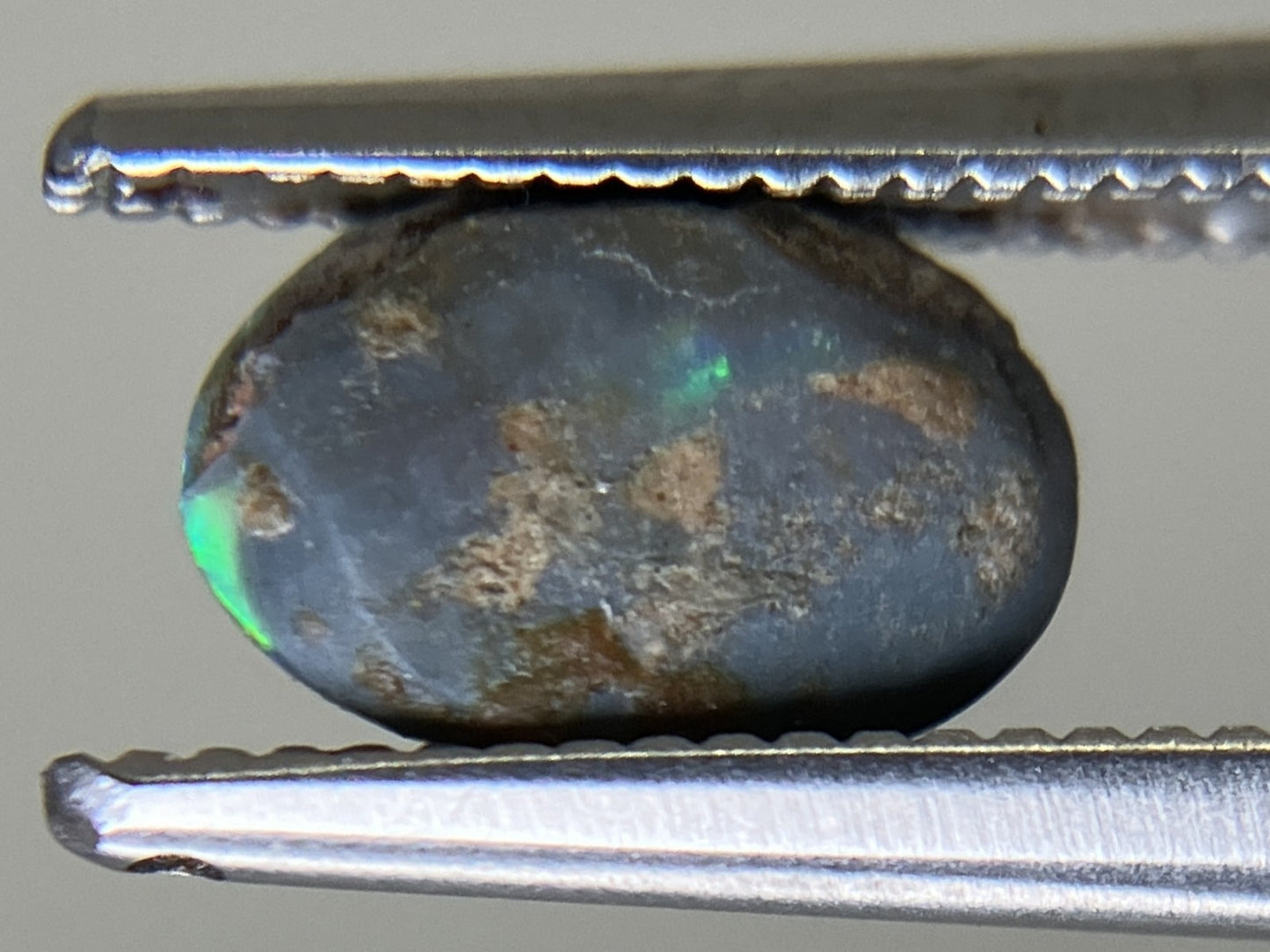 ブラックオパール 0.666ct  中央宝石ソーティング付き  7.6㎜×5.1㎜×2.7㎜  天然 ルース（ 裸石 ） 4645YY