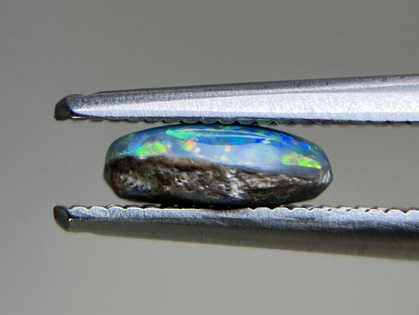 ブラックオパール 0.666ct  中央宝石ソーティング付き  7.6㎜×5.1㎜×2.7㎜  天然 ルース（ 裸石 ） 4645YY