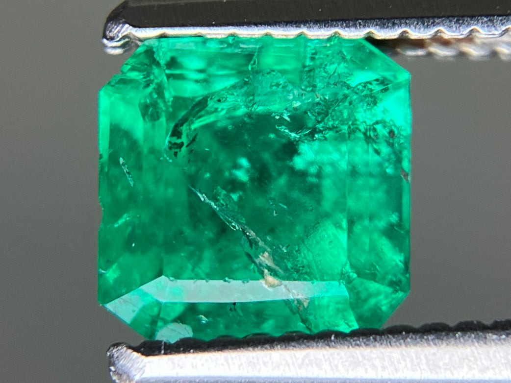 エメラルド 天然 0.875ct 中央宝石ソーティング付き 5.59㎜×5.51㎜×4.23㎜ ルース（ 裸石 ） 7659YY