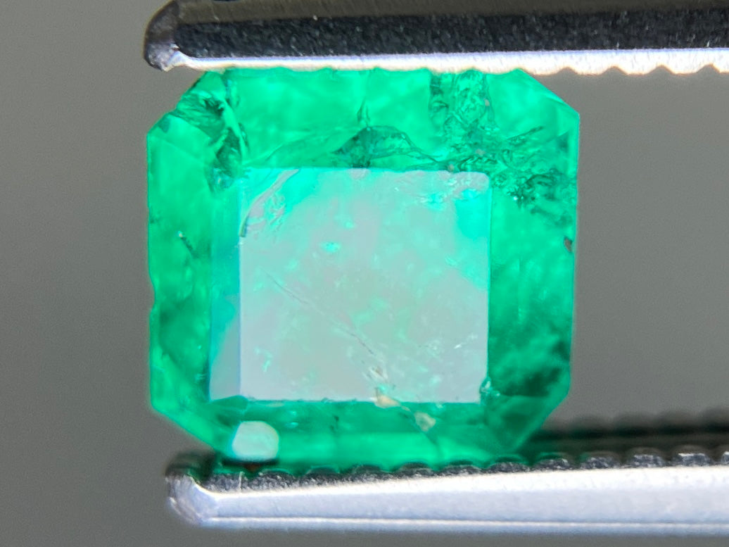 エメラルド 天然 0.875ct 中央宝石ソーティング付き 5.59㎜×5.51㎜×4.23㎜ ルース（ 裸石 ） 7659YY