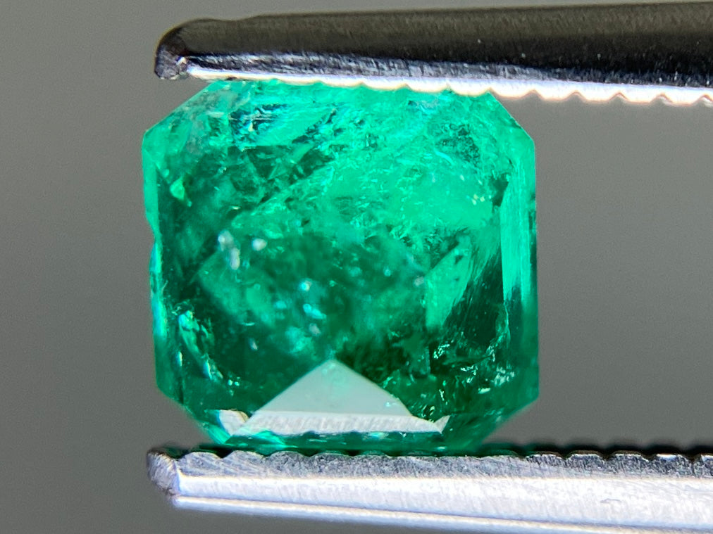 エメラルド 天然 0.875ct 中央宝石ソーティング付き 5.59㎜×5.51㎜×4.23㎜ ルース（ 裸石 ） 7659YY