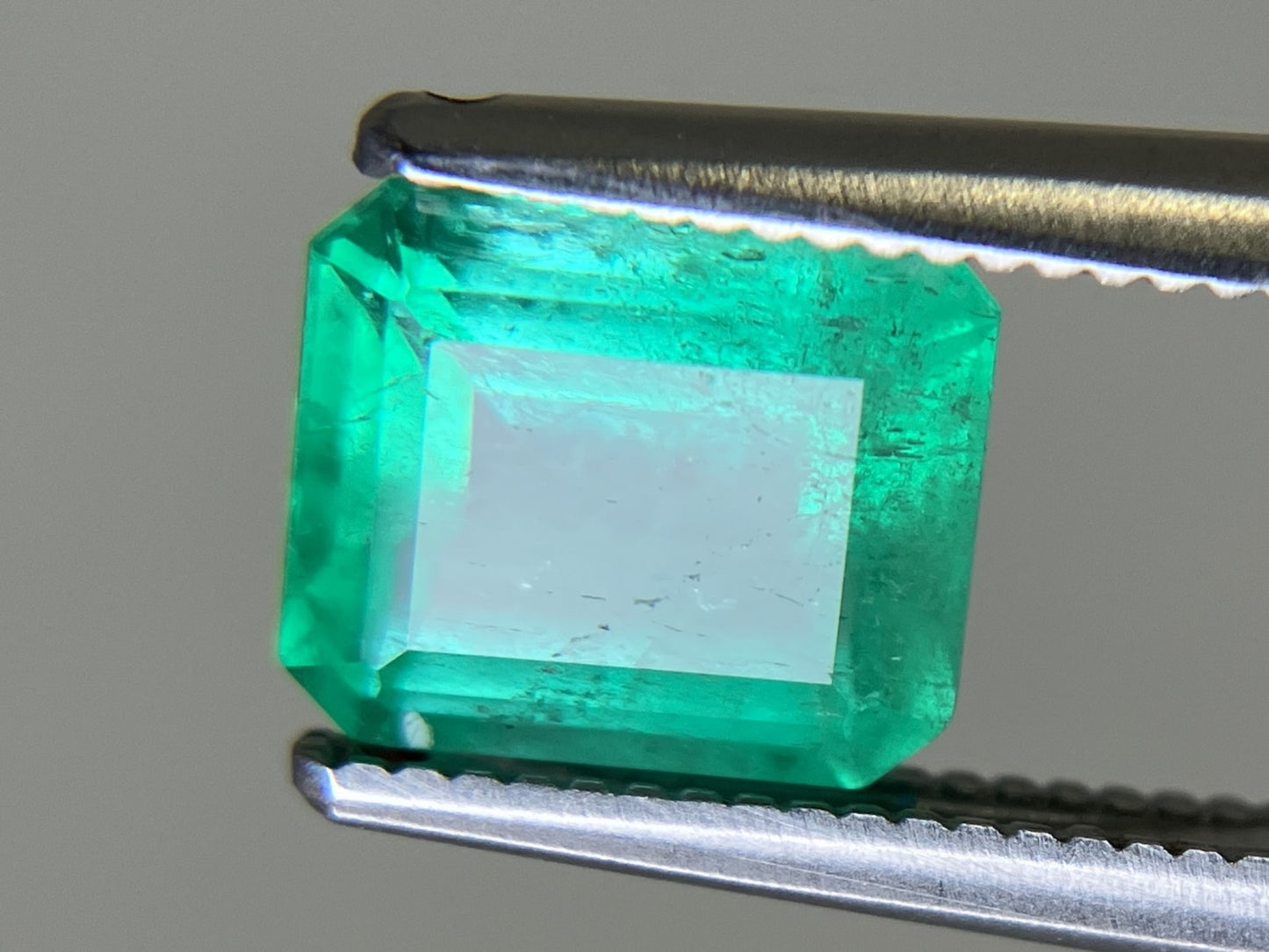 エメラルド 1.490ct 中央宝石ソーティング付き  7.44㎜×6.39㎜×4.25㎜  ルース（ 裸石 ） 4662YY