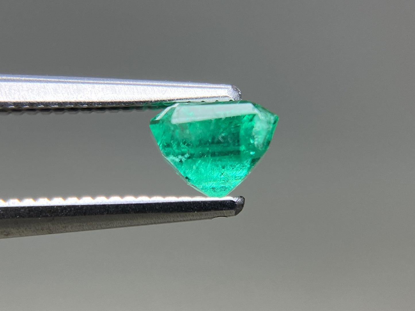 エメラルド 天然 0.875ct 中央宝石ソーティング付き 5.59㎜×5.51㎜×4.23㎜ ルース（ 裸石 ） 7659YY