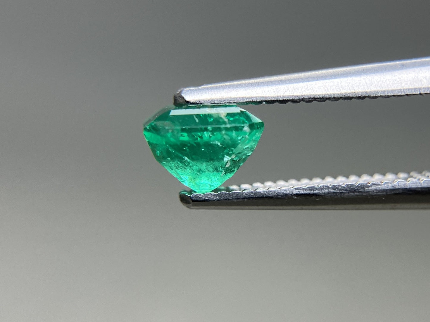 エメラルド 天然 0.875ct 中央宝石ソーティング付き 5.59㎜×5.51㎜×4.23㎜ ルース（ 裸石 ） 7659YY