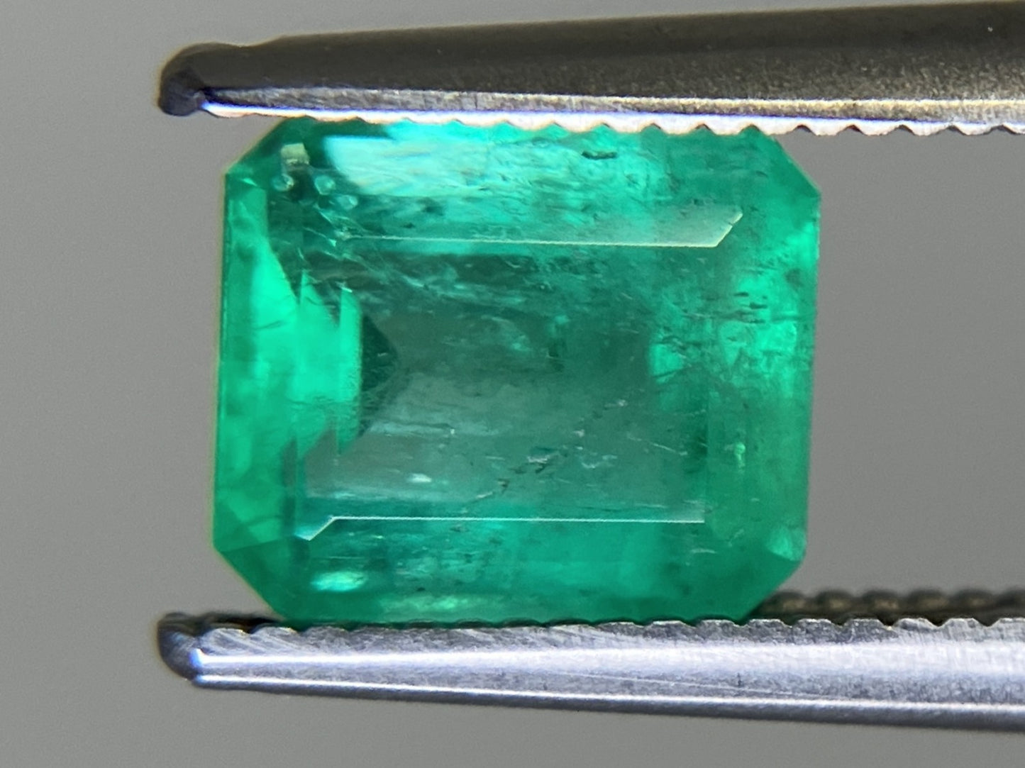 エメラルド 1.490ct 中央宝石ソーティング付き  7.44㎜×6.39㎜×4.25㎜  ルース（ 裸石 ） 4662YY