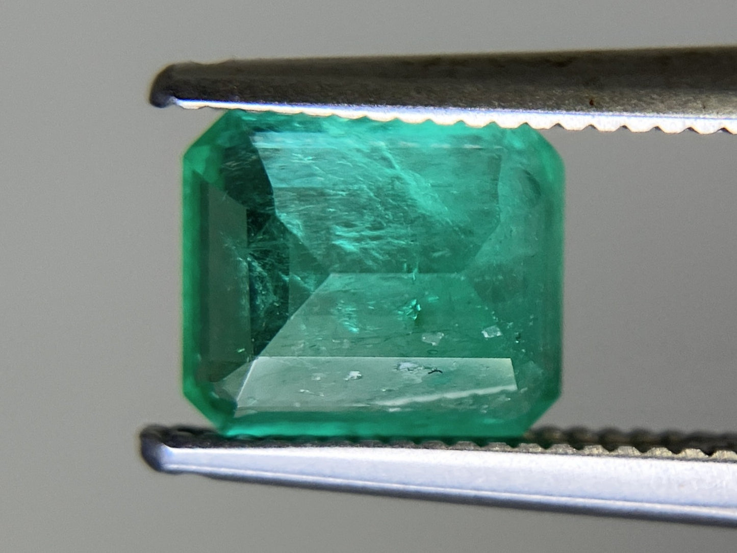 エメラルド 1.490ct 中央宝石ソーティング付き  7.44㎜×6.39㎜×4.25㎜  ルース（ 裸石 ） 4662YY