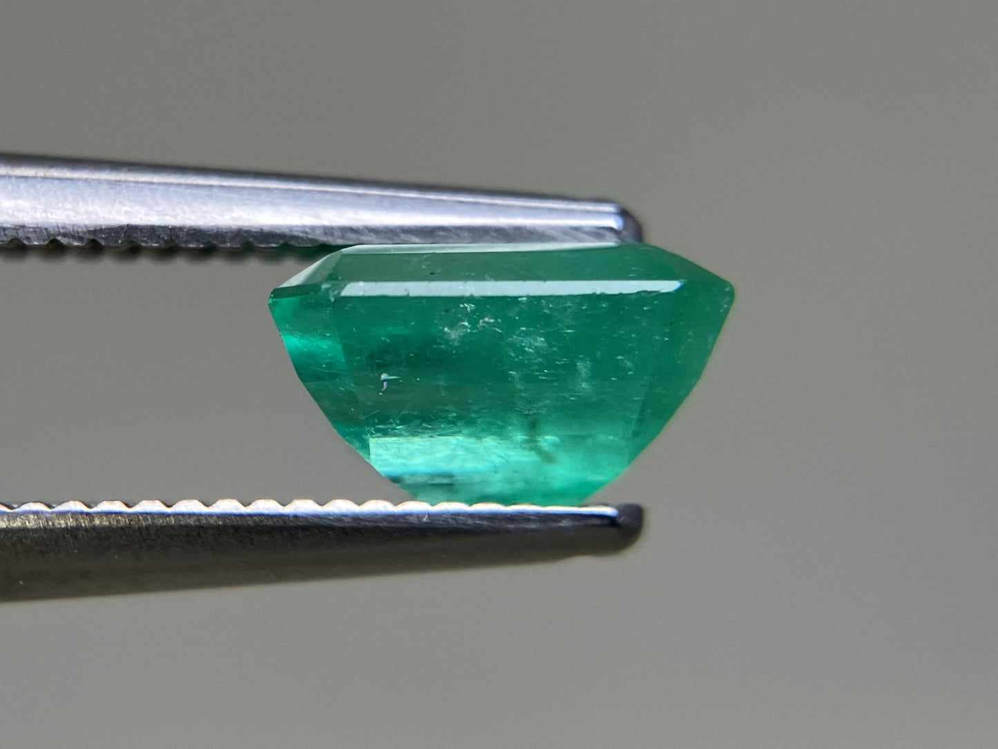 エメラルド 1.490ct 中央宝石ソーティング付き  7.44㎜×6.39㎜×4.25㎜  ルース（ 裸石 ） 4662YY