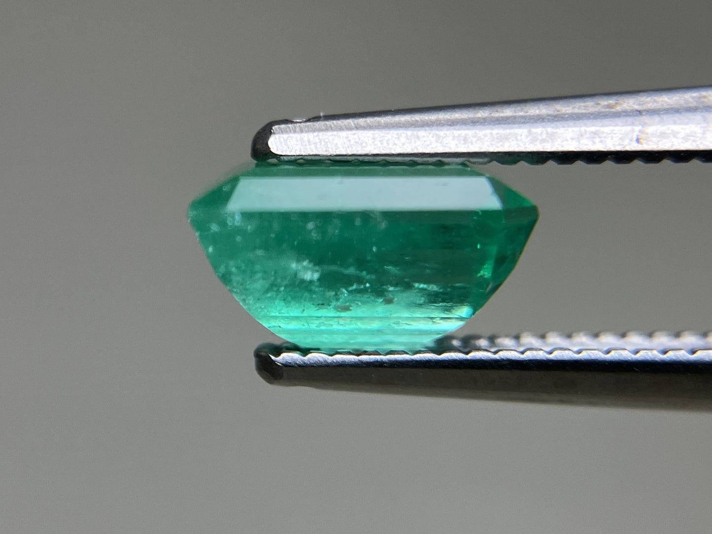 エメラルド 1.490ct 中央宝石ソーティング付き  7.44㎜×6.39㎜×4.25㎜  ルース（ 裸石 ） 4662YY