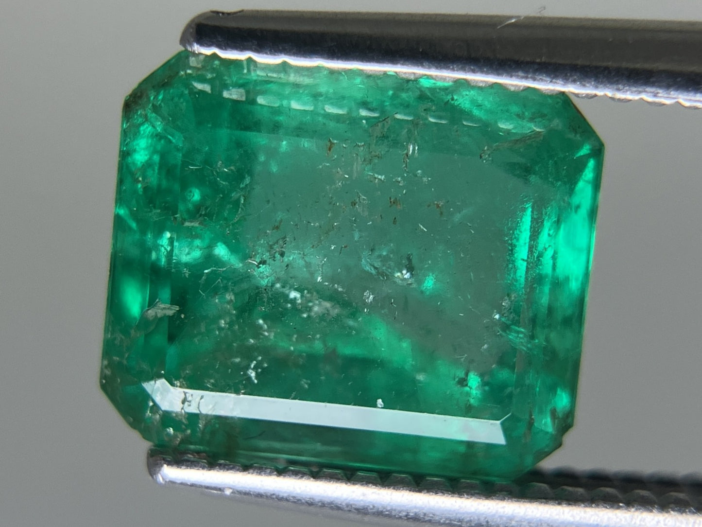 エメラルド 2.154ct 中央宝石ソーティング付き  8.41㎜×7.07㎜×5.06㎜  ルース（ 裸石 ） 3153YY