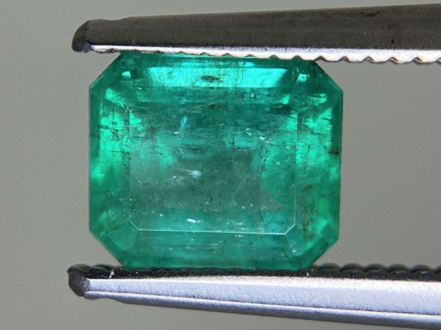 エメラルド 1.207ct 中央宝石ソーティング付き 6.66㎜×5.80㎜×4.42㎜ ルース（ 裸石 ） 4665YY