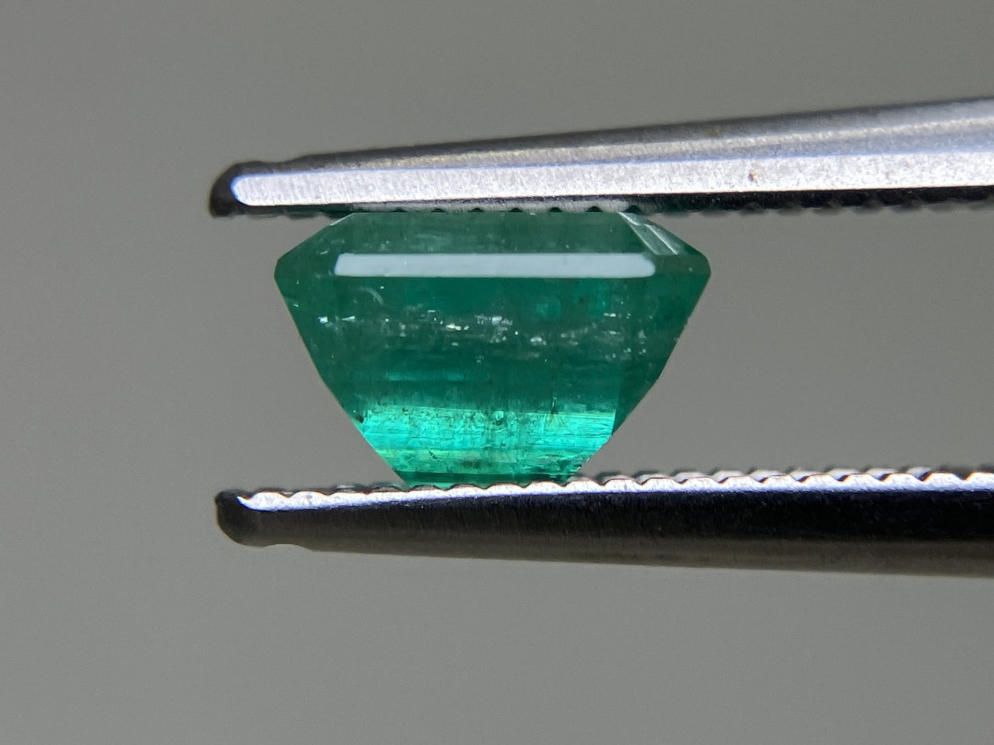 エメラルド 1.207ct 中央宝石ソーティング付き 6.66㎜×5.80㎜×4.42㎜ ルース（ 裸石 ） 4665YY