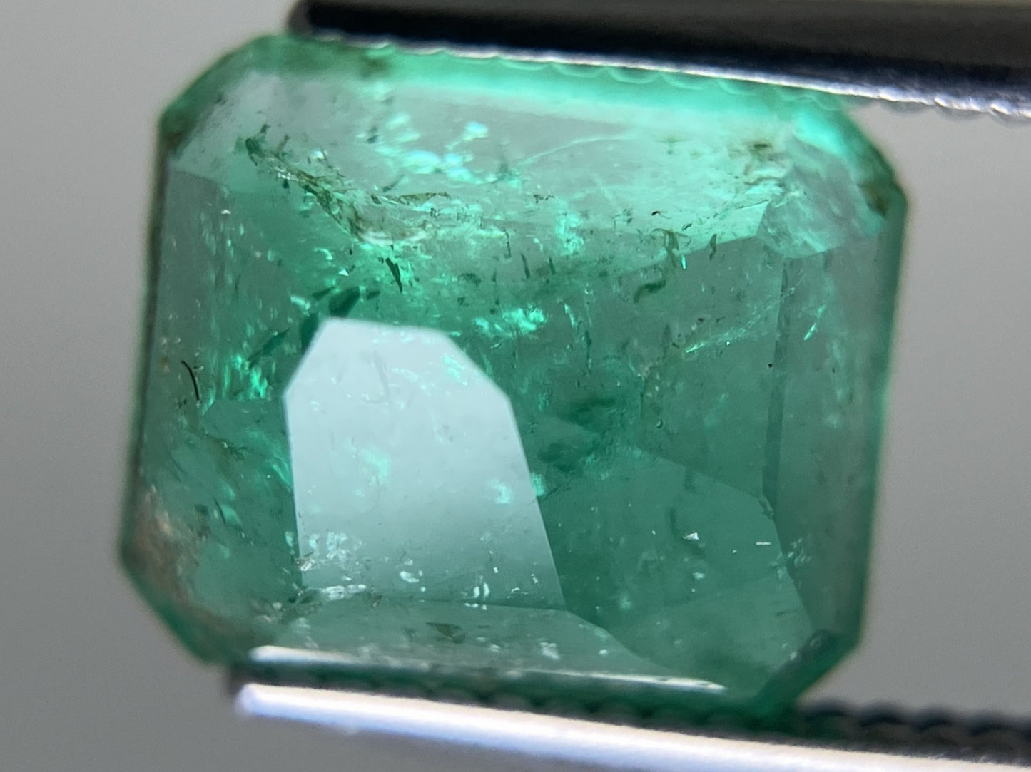 エメラルド 2.154ct 中央宝石ソーティング付き  8.41㎜×7.07㎜×5.06㎜  ルース（ 裸石 ） 3153YY
