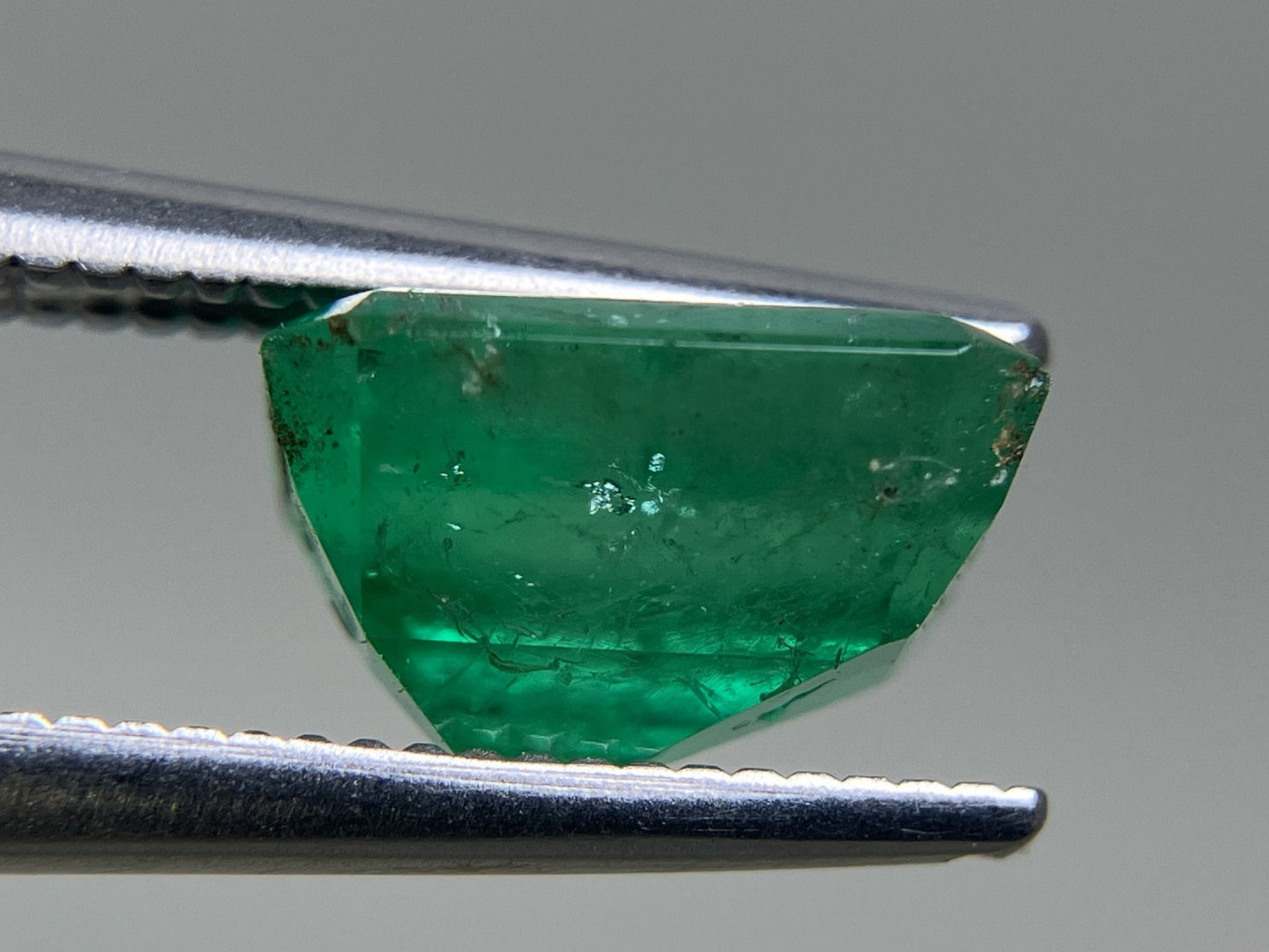 エメラルド 2.154ct 中央宝石ソーティング付き  8.41㎜×7.07㎜×5.06㎜  ルース（ 裸石 ） 3153YY