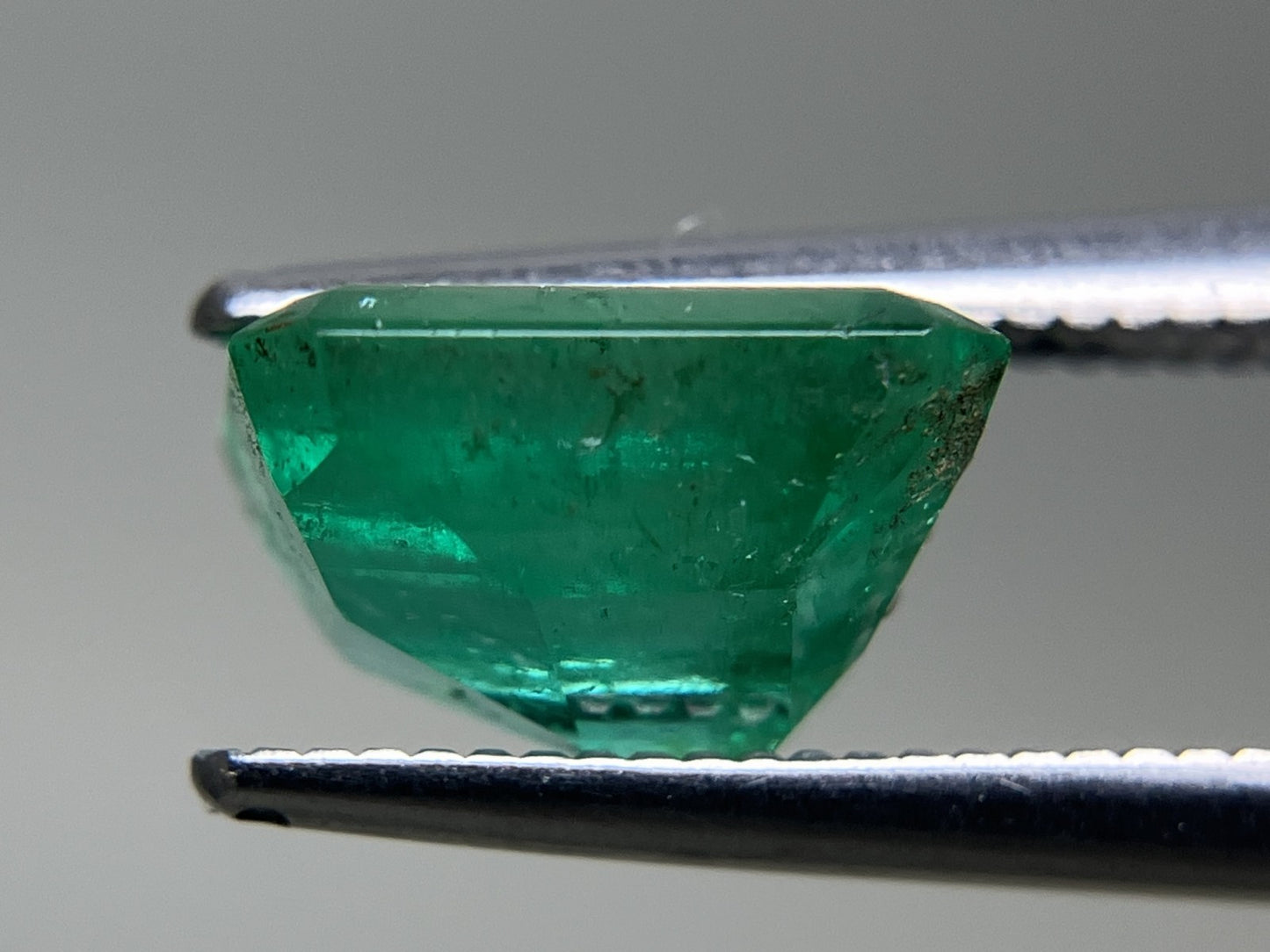 エメラルド 2.154ct 中央宝石ソーティング付き  8.41㎜×7.07㎜×5.06㎜  ルース（ 裸石 ） 3153YY